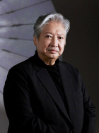 她挣扎着